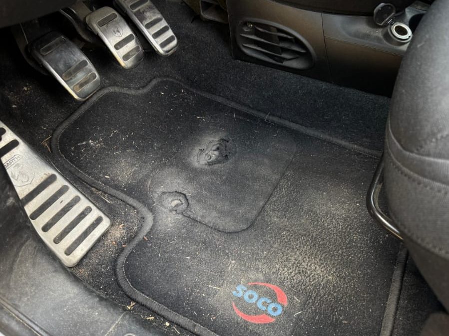 Tapis et pédalier avant